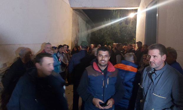 Да ли им је неко дао дозволу да трују децу водом која садржи седам пута више канцерогеног арсена него што је дозвољено?: Бура у Равном Селу после судске пресуде 